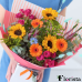 Trendiger Sommerstrauß mit Sonnenblumen