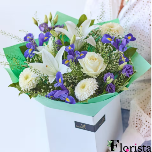 Strahlend blau-weißer Blumenstrauß