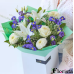 Strahlend blau-weißer Blumenstrauß