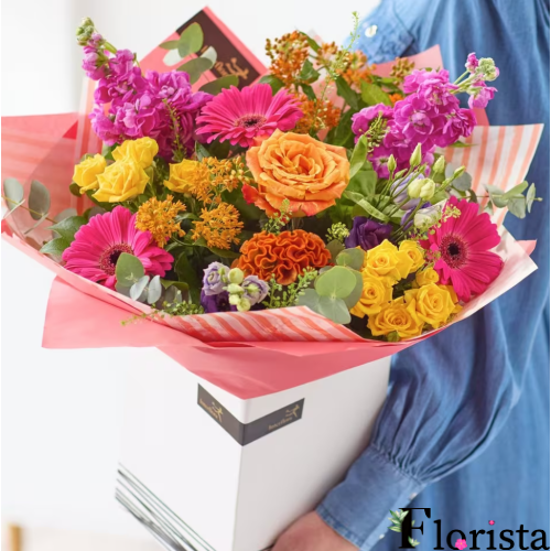 Luxuriöser, heller Blumenstrauß