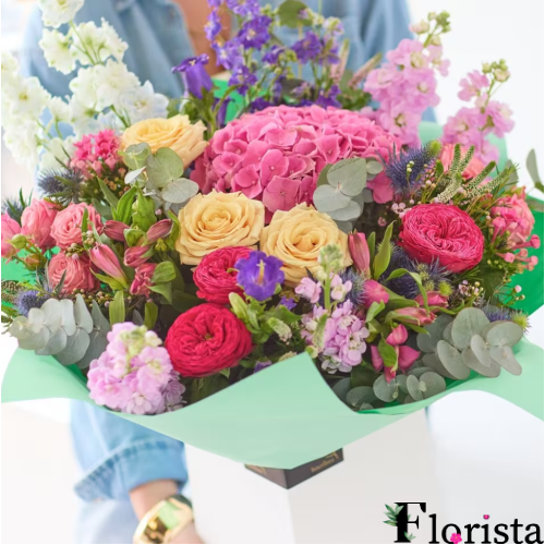 Luxuriöser, heller Blumenstrauß