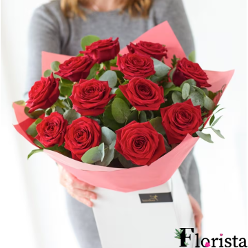 12 червоних троянд