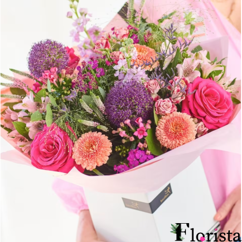 Luxuriöser, heller Blumenstrauß