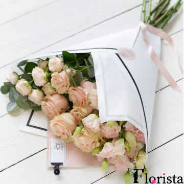 Велика упаковка з рожевими квітами