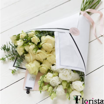 Велика упаковка з білими квітами