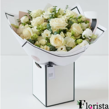 Гарний розкішний букет білих квітів