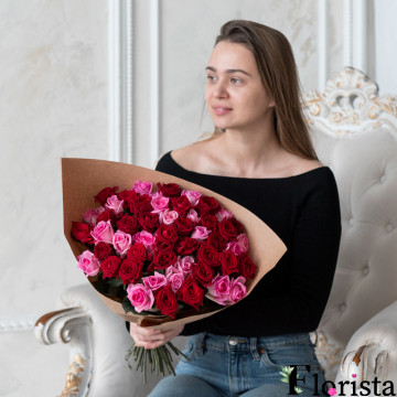 Букет з 51 червоної та рожевої троянди