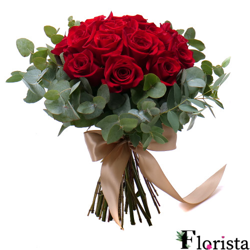 Süße rote Rosen und Eukalyptus