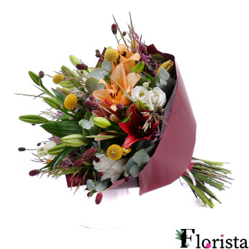 Збірний букет з лілій, декоративної зелені та лугових квітів