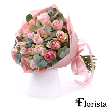 Букет з 19 рожевих троянд з евкаліптом