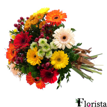 Букет різнокольорових гербер, сантинів, гіперика та декоративної зелені