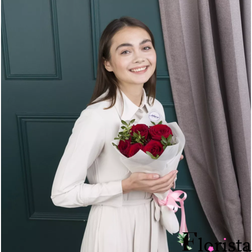 Букет квітів 5 червоних троянд