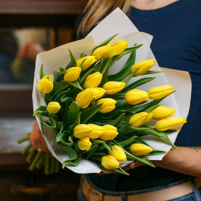 25 жовтих тюльпанів