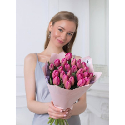 25 рожевих тюльпанів