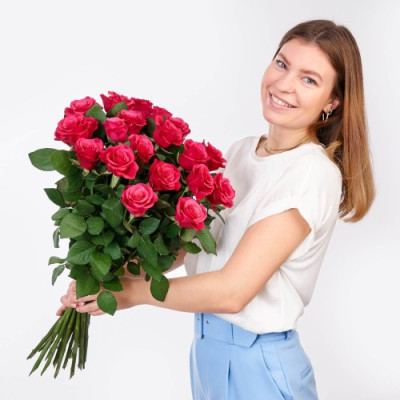 Букет 19 рожевих довгоствольних троянд