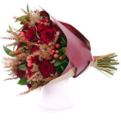 Süße rote Rosen, Cortaderia und Johanniskraut