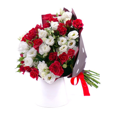Zarte rote Buschrosen und weiße Lisianthus