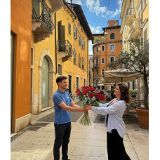 Верона, Італія - Букет з 12 червоних троянд Верона, Італія - Букет з 12 червоних троянд