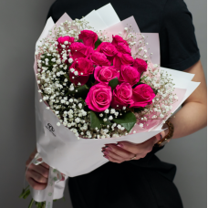 Rosa Rosen mit Schleierkraut sind Rosen der Premiumklasse Rosa Rosen mit Schleierkraut sind Rosen der Premiumklasse
