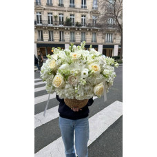 Paris, Frankreich - zusammengestellter Blumenstrauß in einem Korb Paris, Frankreich - zusammengestellter Blumenstrauß in einem Korb