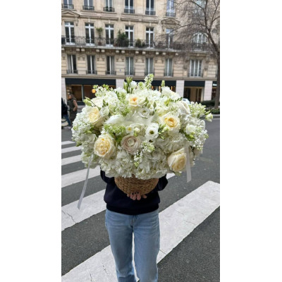 Paris, Frankreich - zusammengestellter Blumenstrauß in einem Korb