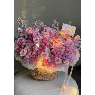 Ein Blumenstrauß Pink Breeze in einem Korb