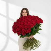 101 червона троянда на довгому стеблі