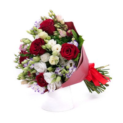 Delicate red roses and colorful lisianthus