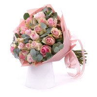 Букет з 19 рожевих троянд з евкаліптом