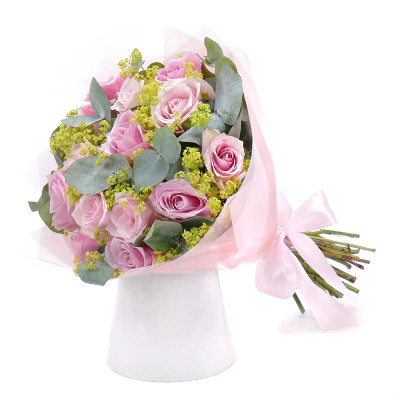 Zarte rosa Rosen und ein Manschettenknopf