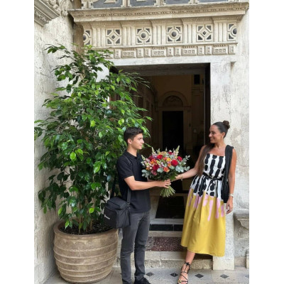 Sevilla, Spanien – Blumenstraußkollektion zum Fest der Farben