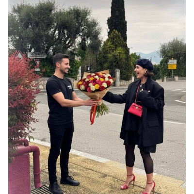 Ніцца, Франція - Букет з 51 різнокольорових троянд