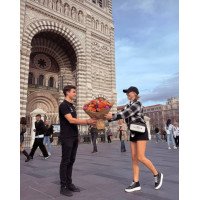 Marseille, Frankreich – Feuerwerksstrauß aus gemischten Blumen