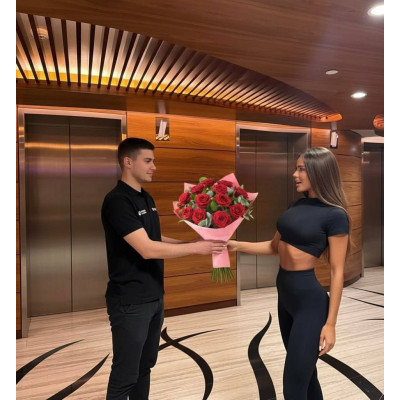 Белфаст, Великобританія - 12 червоних троянд