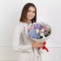 Букет гортензій і троянд