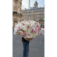 Париж, Франція - Збірний букет у кошику