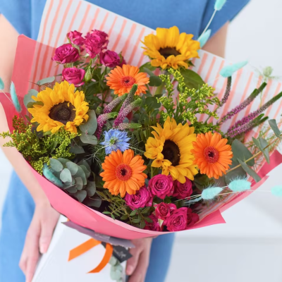 Trendiger Sommerstrauß mit Sonnenblumen