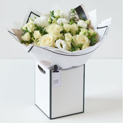 Schöner schlichter Strauß weißer Blumen