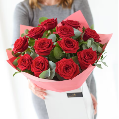 12 red roses