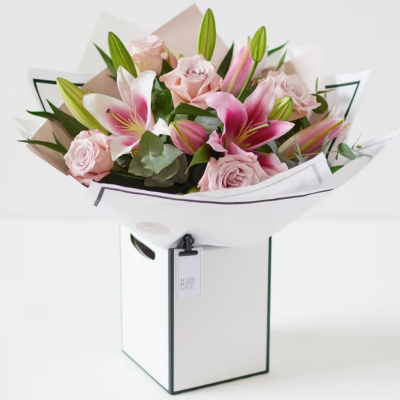 Ein wunderschöner Strauß Rosen und Lilien.