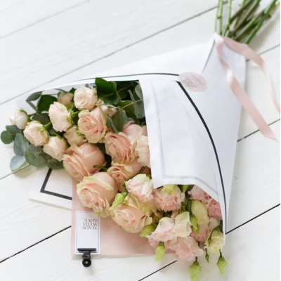 Велика упаковка з рожевими квітами