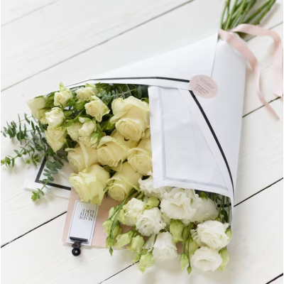 Großes Paket mit weißen Blumen