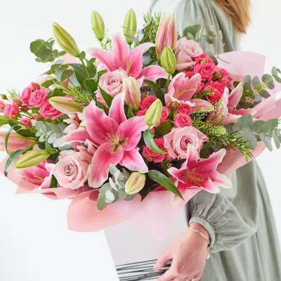 Luxurious bouquet of pink roses and lilies