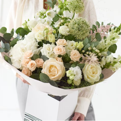 Luxuriöser neutraler Blumenstrauß