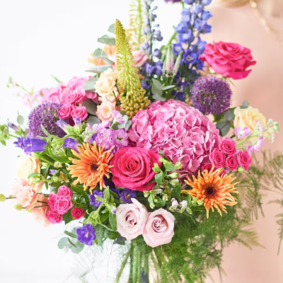 Ein leuchtender, auffälliger Blumenstrauß