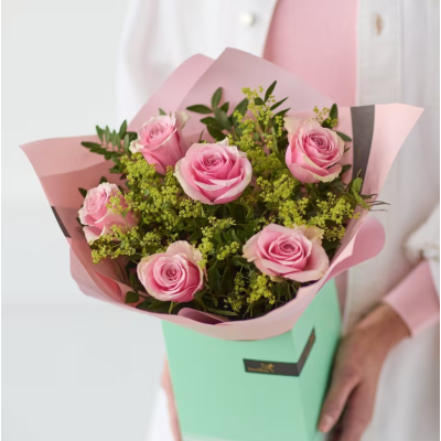 Geschenkbox mit rosa Rosen
