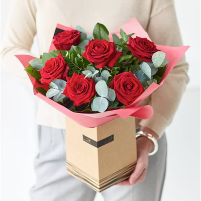 Gift box of 6 red roses