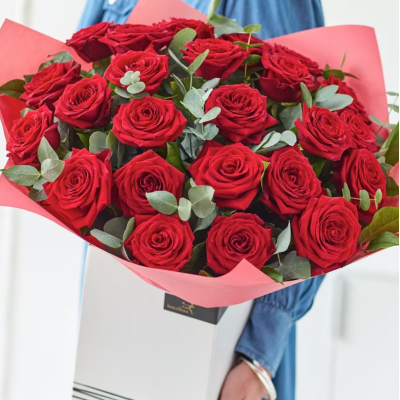 24 luxuriöse rote Rosen