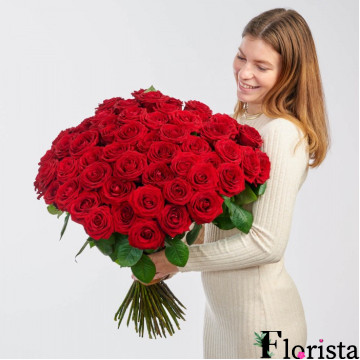 51 червона троянда на довгому стеблі