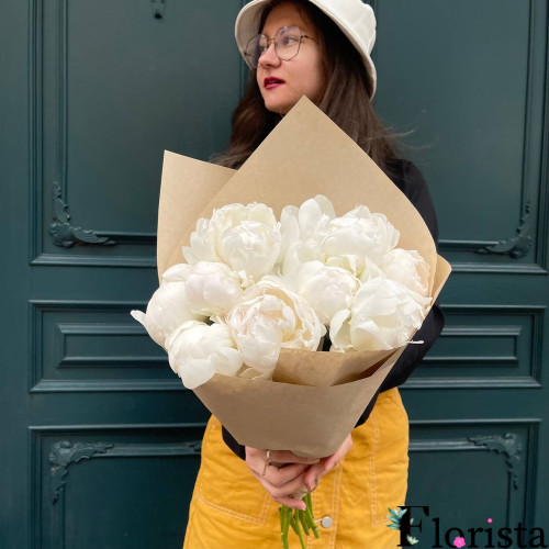 Букет 10 білих півоній